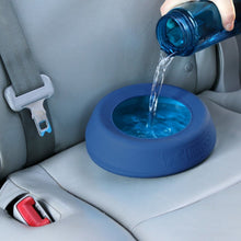 Cargar imagen en el visor de la galería, Using the splash free wander bowl on the backseat of your car 
